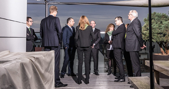 Allert & Co. Team-Meeting nach erfolgreicher Unternehmensrettung auf dem Dachgarten in Mannheim